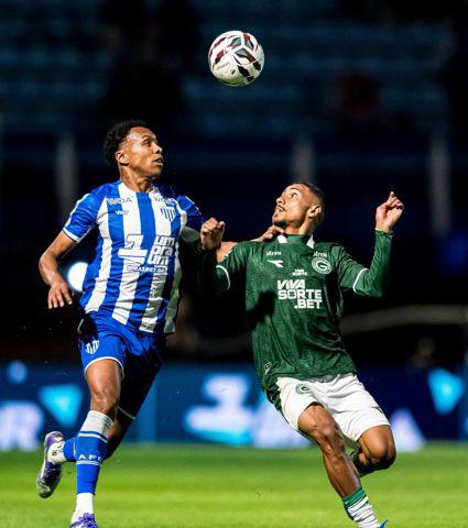 Goiás vence o Avaí fora de casa e conquista a terceira vitória seguida na Série B