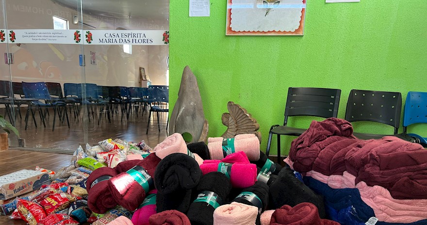 Cobertores e alimentos doados pelo Goiás