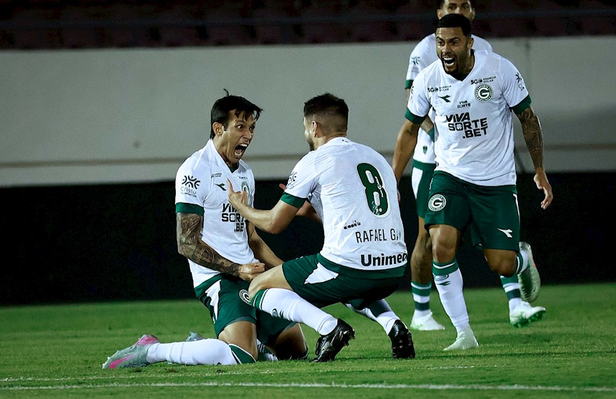 Brayann comemora gol em jogo do Goiás