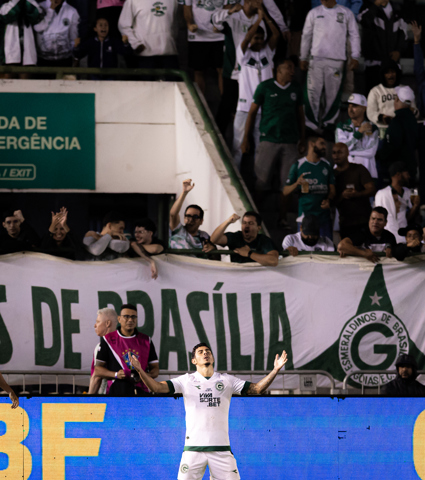 No Estádio Bezerrão, Goiás supera a equipe do Gama em partida emocionante e avança na Copa do Brasil. 