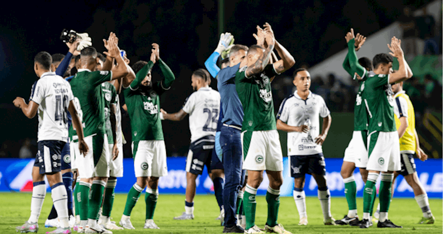 Elenco do Goiás agradecendo o apoio da torcida