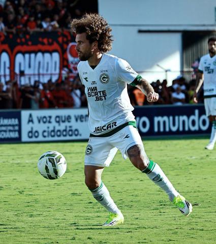 Goiás vence o clássico fora de casa e dá passo importante rumo ao título
