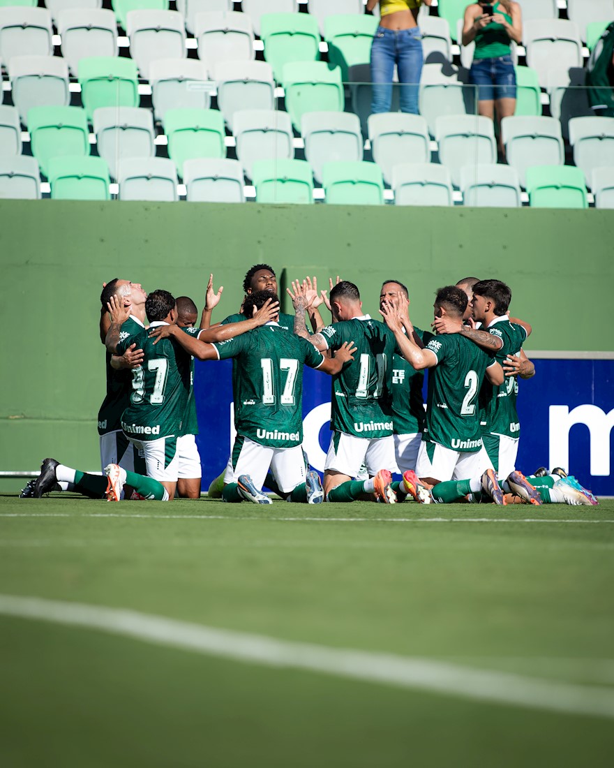 Jogadores comemoram gol contra o Goiatuba