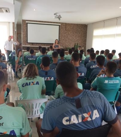 Atletas da base participam de palestra sobre o Outubro rosa