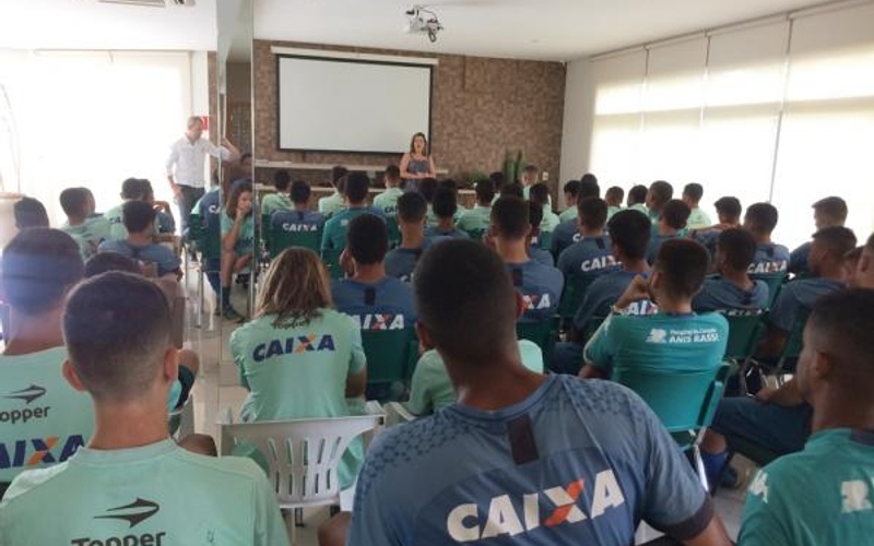 Atletas da base participam de palestra sobre o Outubro rosa