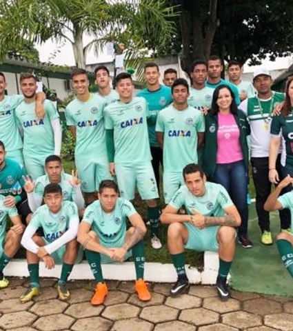 Equipe multidisciplinar da base inicia montagem das árvores de natal