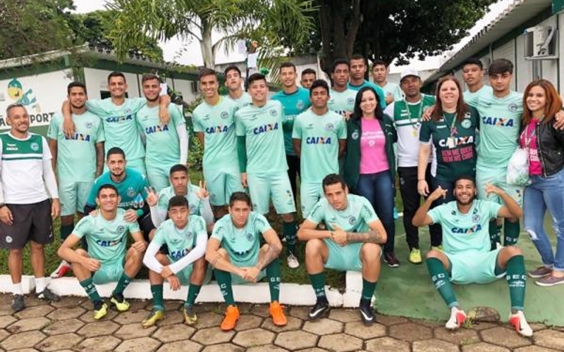Equipe multidisciplinar da base inicia montagem das árvores de natal