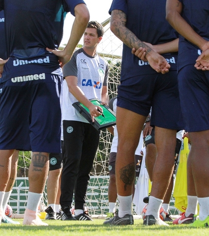 Maurício Barbieri comandou treinos nesta terça-feira
