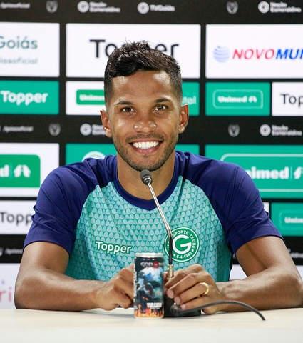 Zagueiro Yago é oficialmente apresentado pelo Goiás