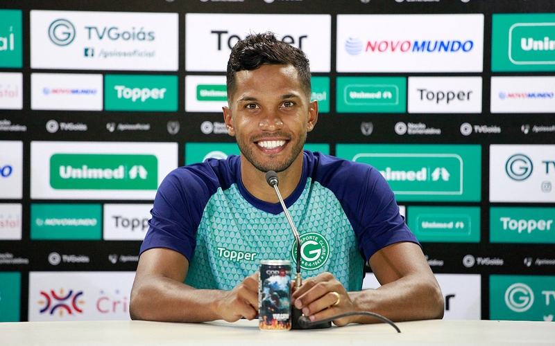 Zagueiro Yago é oficialmente apresentado pelo Goiás