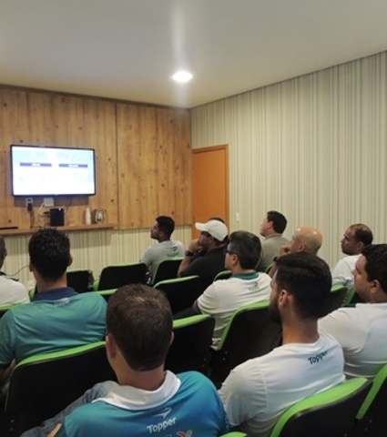 Treinador da Seleção Brasileira Sub-15 realiza palestra na base esmeraldina
