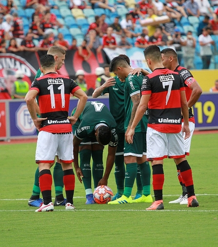 Goiás tropeça no primeiro tempo da decisão do Campeonato Goiano