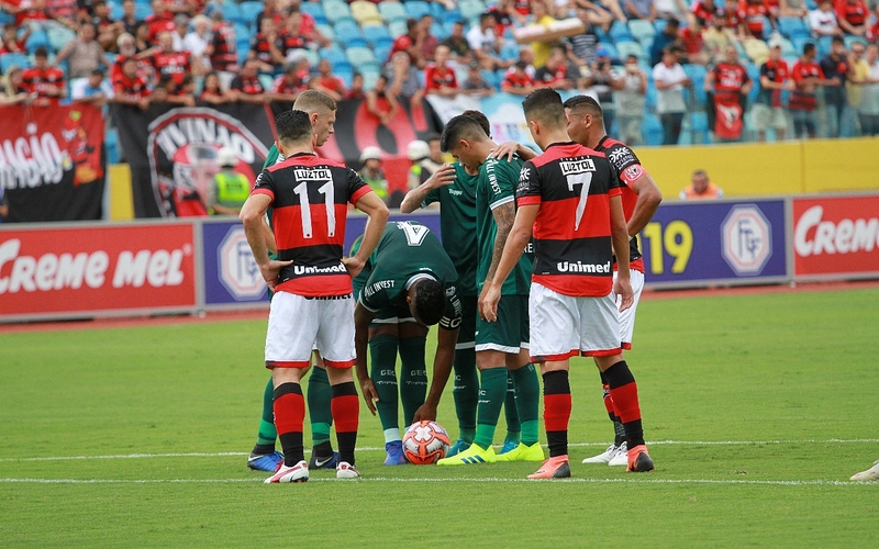 Goiás tropeça no primeiro tempo da decisão do Campeonato Goiano