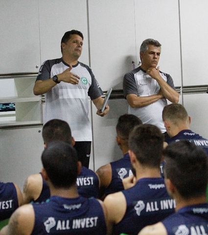 Claudinei comanda primeiro treino 