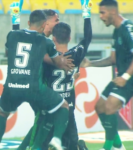 Respeita a tradição, Goiás vence o Fluminense no Maracanã em seu retorno à Série A