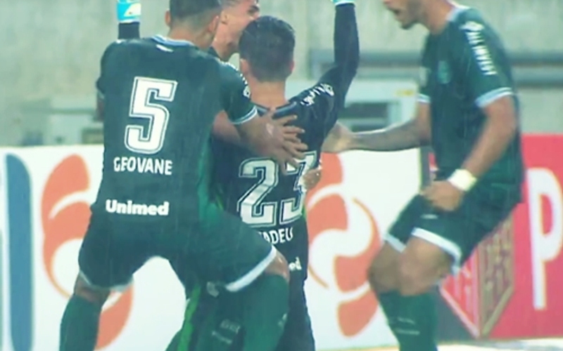 Respeita a tradição, Goiás vence o Fluminense no Maracanã em seu retorno à Série A
