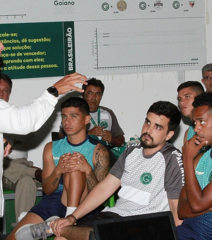 Elenco profissional assiste palestra da CBF sobre Doping