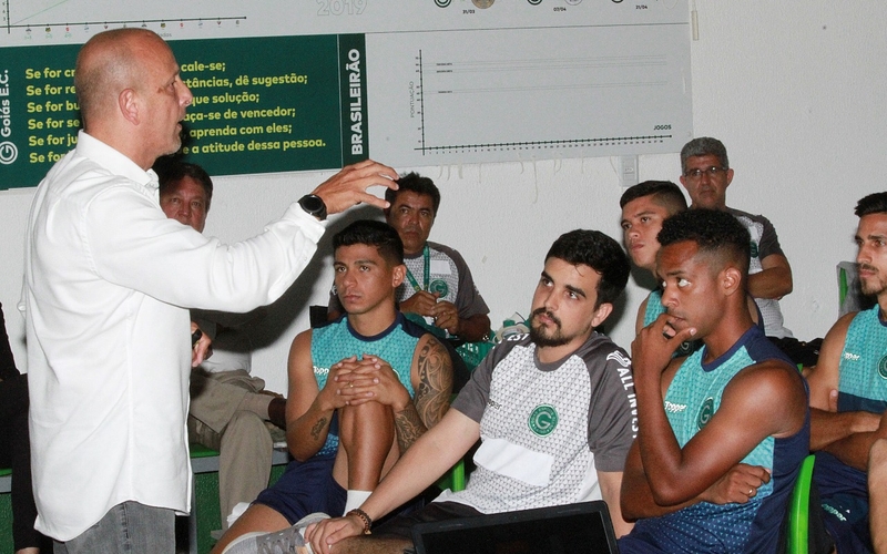 Elenco profissional assiste palestra da CBF sobre Doping