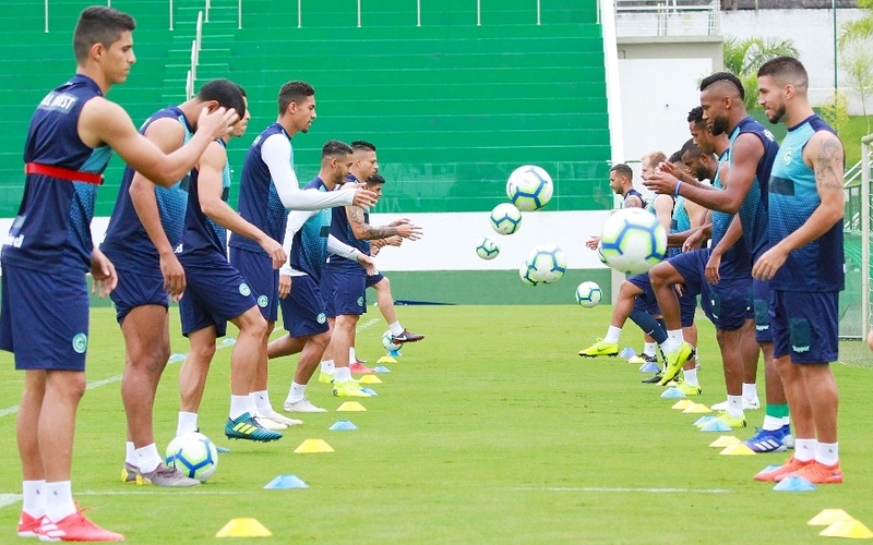 Goiás treina e embarca para enfrentar o Cruzeiro