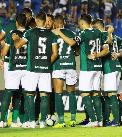 Empurrado pela torcida, Goiás vence o Ceará no Serra Dourada 
