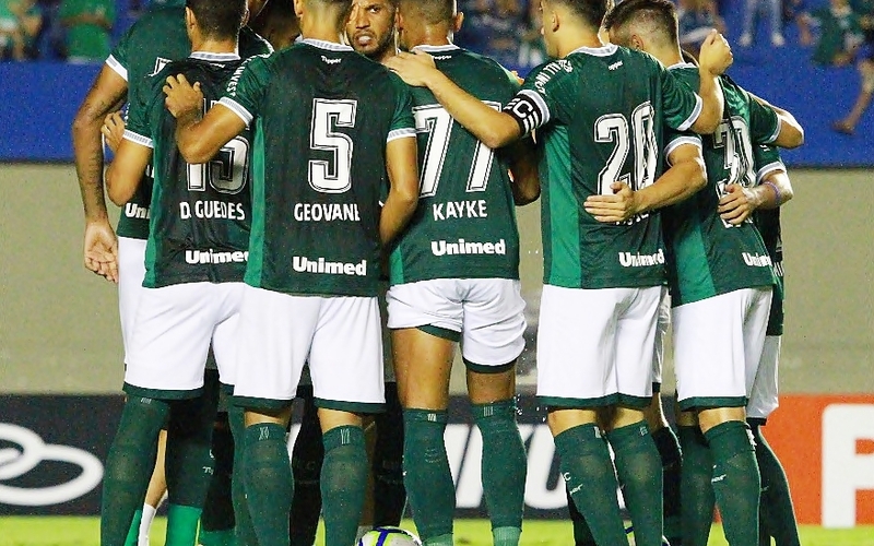 Empurrado pela torcida, Goiás vence o Ceará no Serra Dourada 