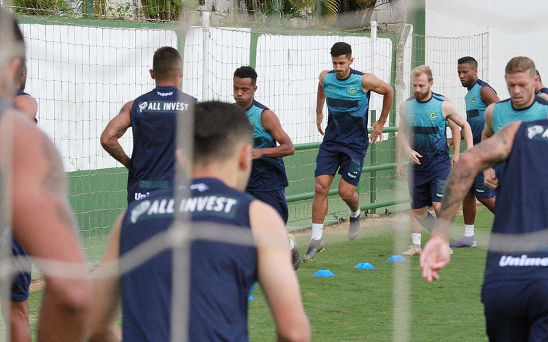 De olho em mais um triunfo em casa, Goiás faz coletivo no CT