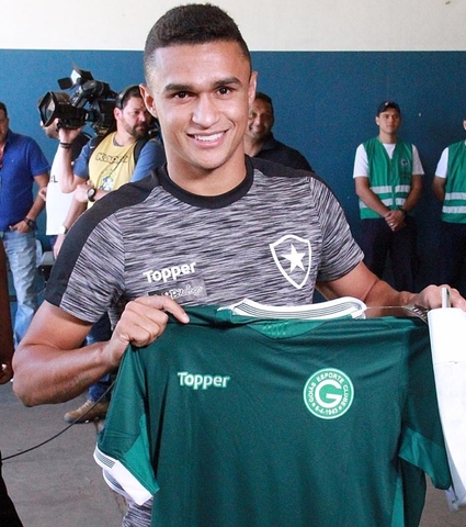 Revelado no Goiás, atacante Erik recebe homenagem na chegada ao Serra Dourada