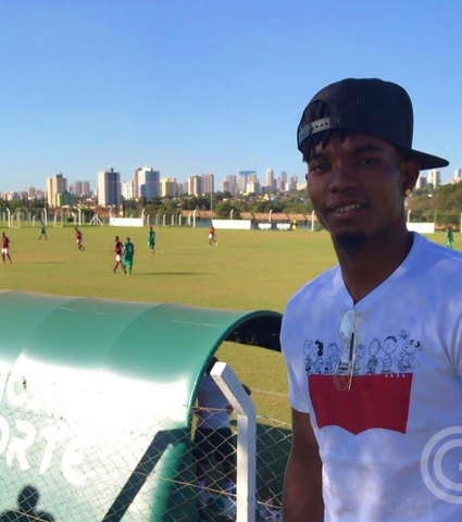De férias do futebol Francês, Thiago Mendes visita o Goiás EC