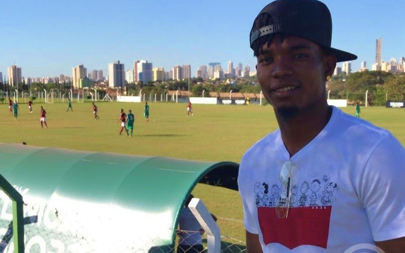 De férias do futebol Francês, Thiago Mendes visita o Goiás EC