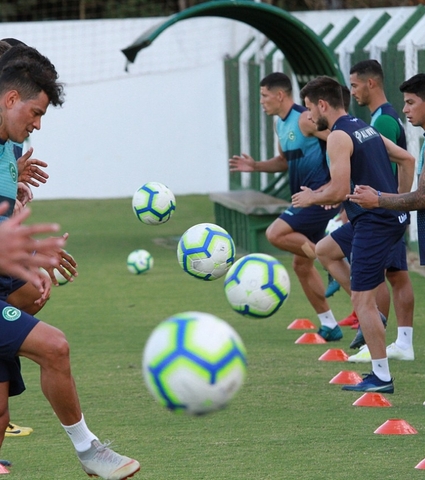 Elenco retorna aos treinamentos