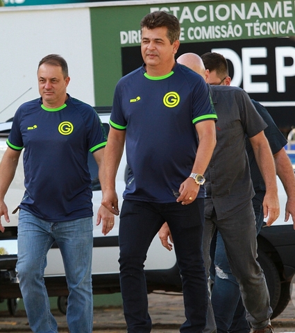 Ney chega e pede apoio do torcedor