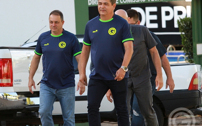 Ney chega e pede apoio do torcedor
