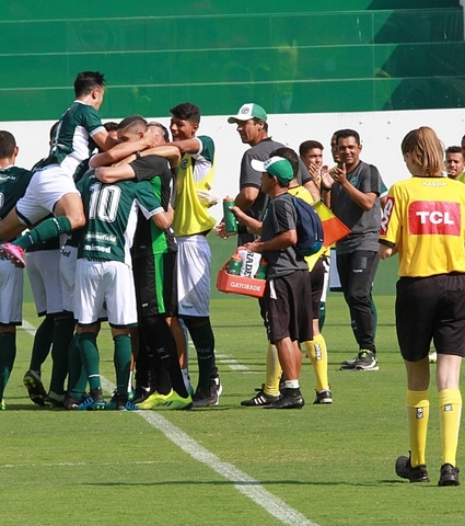 Goiás bate o Bahia e segue vivo na competição