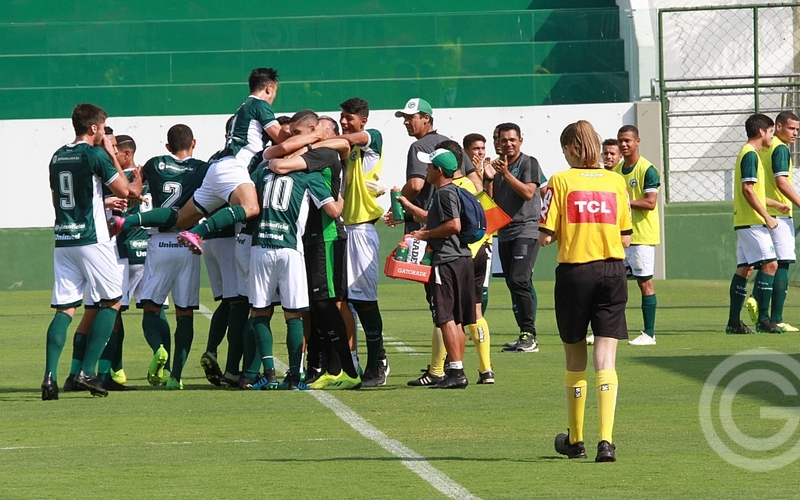 Goiás bate o Bahia e segue vivo na competição