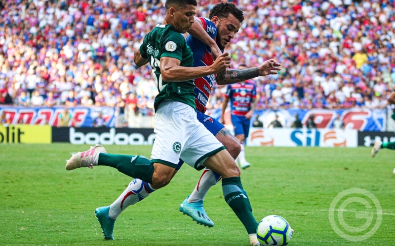 Com um jogador a menos, Goiás perde fora de casa