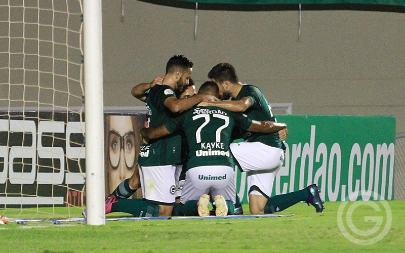 Goiás goleia Fluminense e sobe na tabela