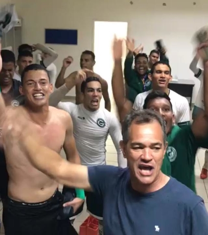 Festa no vestiário após classificação na Copinha