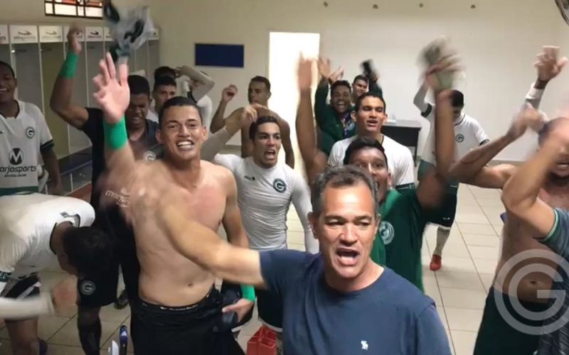 Festa no vestiário após classificação na Copinha