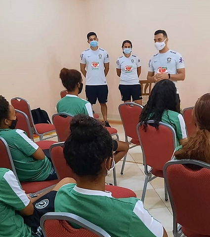 Treinador da Seleção Brasileira Sub-20 ministra palestra para atletas do Futebol Feminino