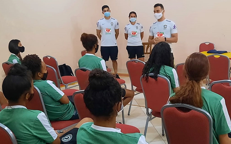 Treinador da Seleção Brasileira Sub-20 ministra palestra para atletas do Futebol Feminino