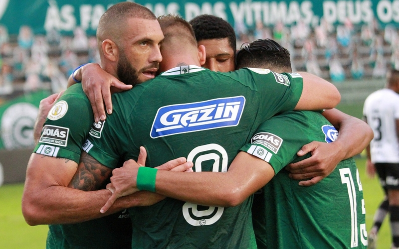 Goiás se impõe, bate o Botafogo por 2 a 0, e segue forte na reta final do Brasileirão