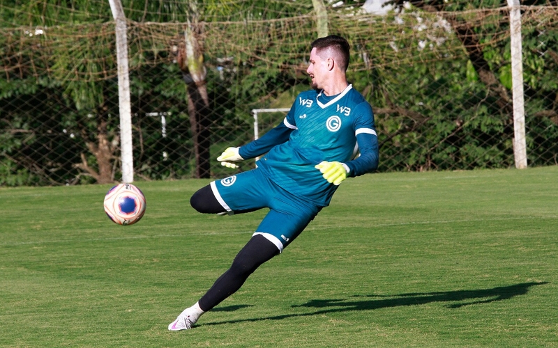 Elenco faz treino tático, fecha preparação e inicia concentração para jogo na Serrinha