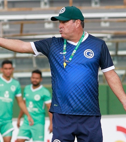 Goiás realiza treino tático na Serrinha
