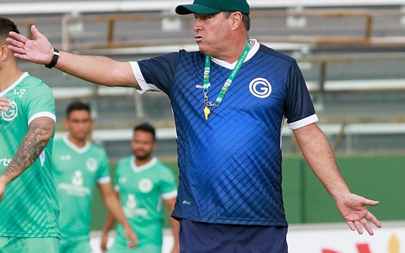 Goiás realiza treino tático na Serrinha