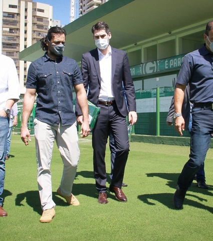 Diretoria do Goiás recebe representante da La Liga da Espanha