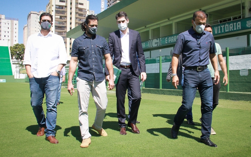 Diretoria do Goiás recebe representante da La Liga da Espanha
