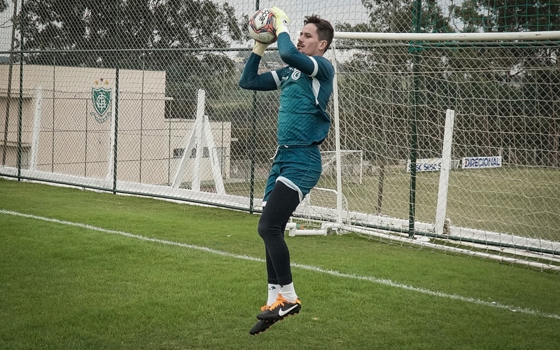 Goiás realiza treino tático em B.H. e fecha preparação para duelo com o Cruzeiro