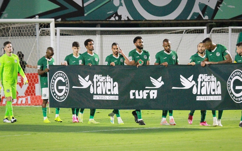 "Mães da Favela F.C.": Time esmeraldino entrou em campo com uma faixa em apoio ao projeto
