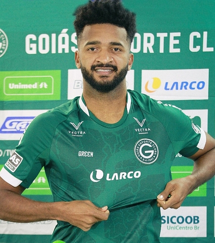 Emocionado Artur afirma: "Hoje estou realizando um sonho ao vestir esta camisa, me sinto muito honrado."