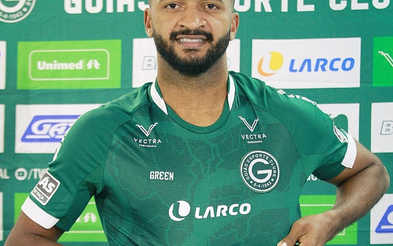 Emocionado Artur afirma: "Hoje estou realizando um sonho ao vestir esta camisa, me sinto muito honrado."